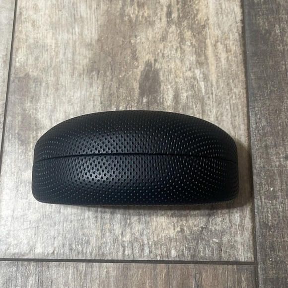 Guess Womens/Mens Black Perforated Style hard shell Eyeglass Case - Picture 3 of 5